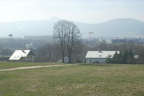 Kapli�ka v Pavlovic�ch (v pozad� Je�t�d)