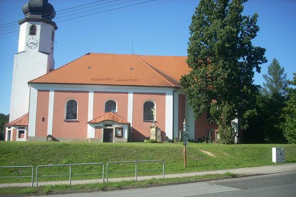 K�� v Mn�ku u kostela