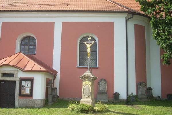 K�� v Mn�ku u kostela