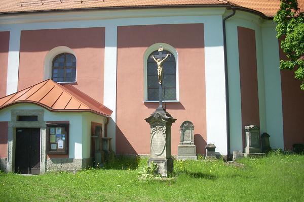 K�� v Mn�ku u kostela