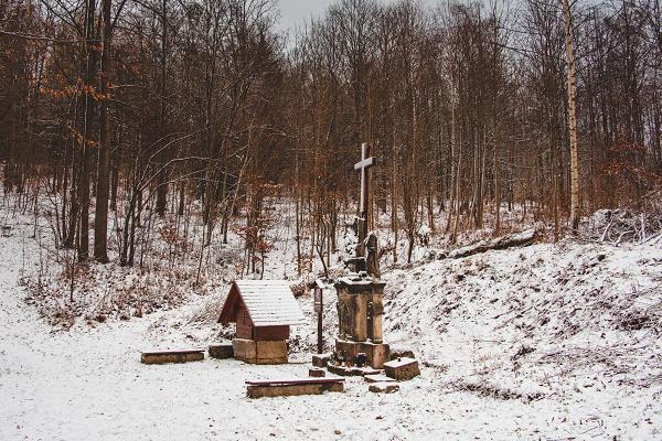 Pomn�k v Z�kapli�� (po�kozen�)