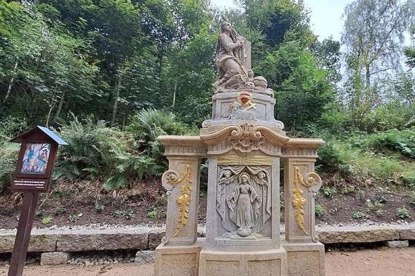 Pomn�k v Z�kapli��