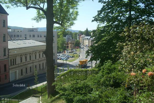 Pohled od knihovny, v pozad rodn dm F.X.aldy