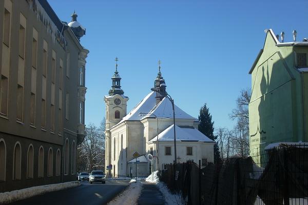 Kostel na Mal�m n�m�st� - pohled ze Sokolovsk�ho n�m�st�