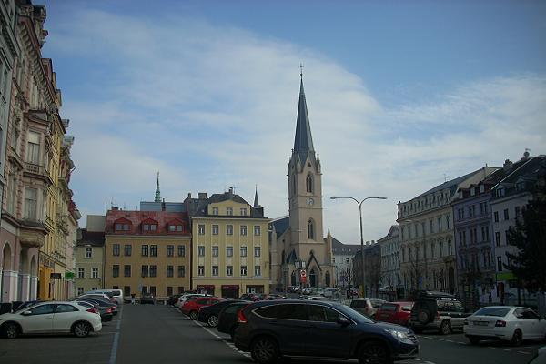 Sokolovsk� n�m�st� - Kostel, v pozad� radni�n� v�