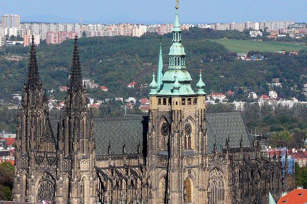 chr�m Svat�ho V�ta - v pozad� s�dli�t� Bohnice