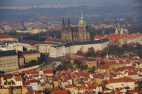 chr�m Svat�ho V�ta - v pozad� s�dli�t� Bohnice