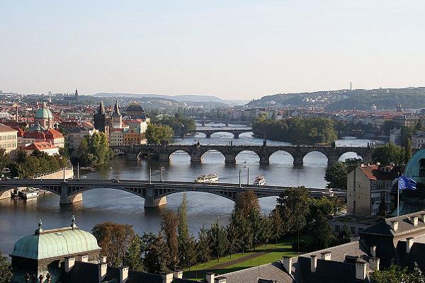 Mosty p�es Vltavu - v pozad� ND