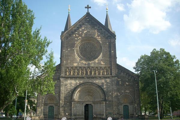 Karl�nsk� n�m�st� - kostel