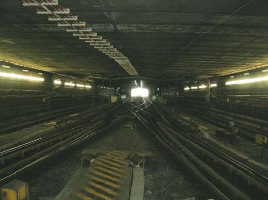 v pozad� v�jezd do depa